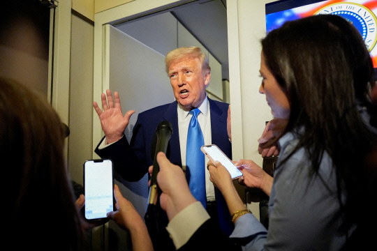 도널드 트럼프 미국 대통령이 6일(현지시간) 매릴랜드주 앤드루스 공군 기지로 향하는 대통령 전용기 에어 포스 원에서 기자들과 대화하고 있다. [로이터 연합뉴스]